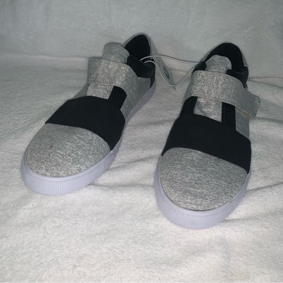 Girl’s 6 / Women’s 7.5 CAT & JACK Heather Gray / Black Slip On Fashion Sneakers - Picture 2 of 14